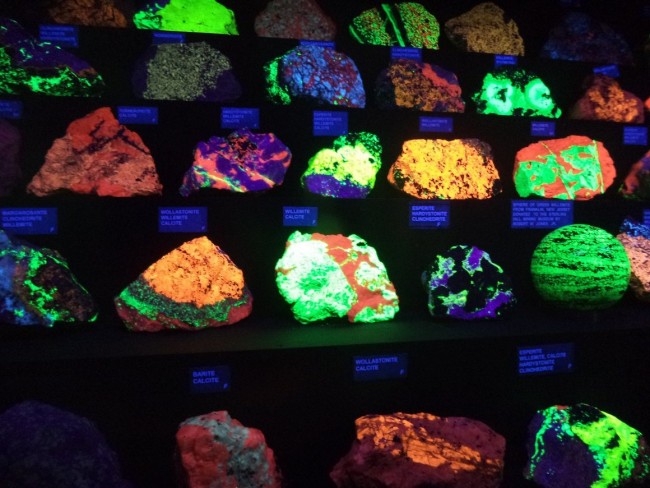 Yooperlites: The Spectacular Science of the Great Lakes’ Glowing Rocks ...